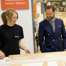 Trond Hamran og Line Fjeldheim viser Kronprinsparet hvordan man lager en kjøkkenfront ( Foto: Terje Bendiksby / NTB scanpix)